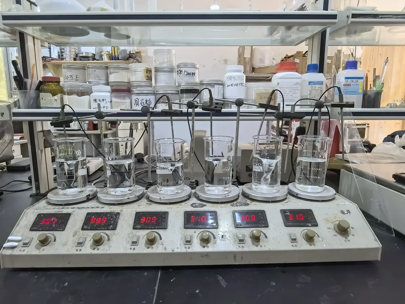 六联磁力搅拌器与烧杯的实验室工作台